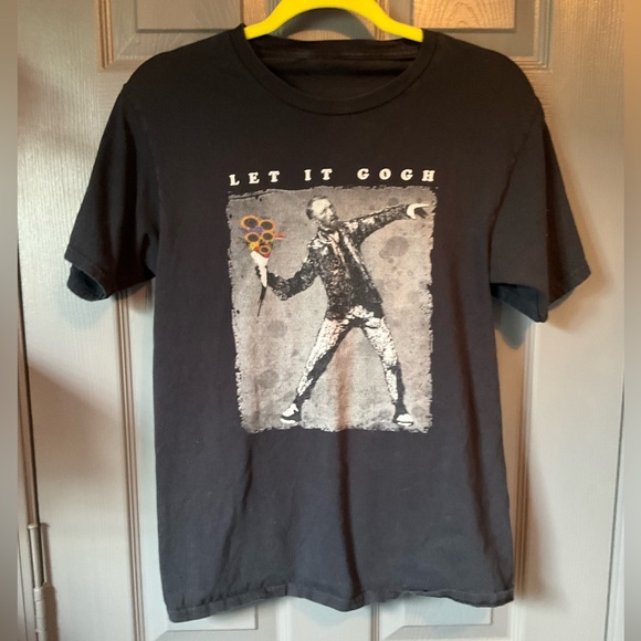 Tops - Vangogh S black tshirt with graphic and “Let it Gogh” on front